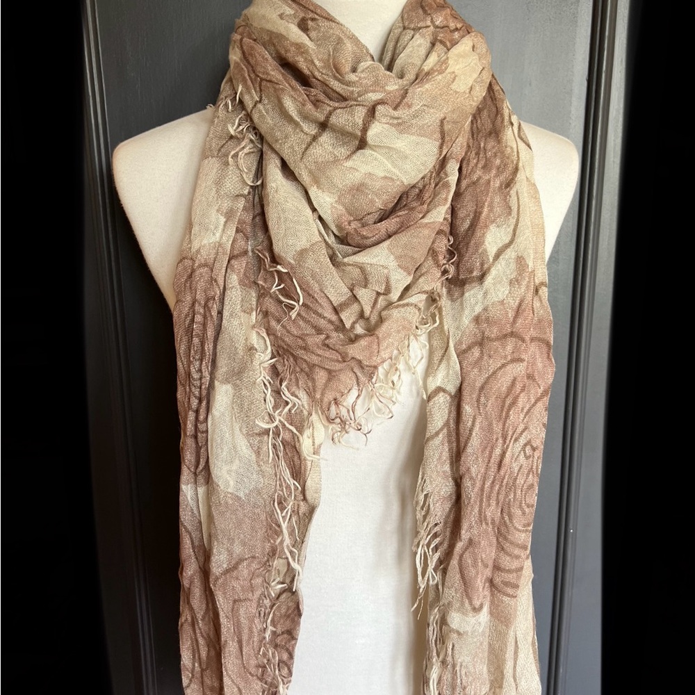 New Auth Chan Luu Rose Print Cashmere Silk Scarf Color: Cameo Rose Combo - Picture 2 of 6